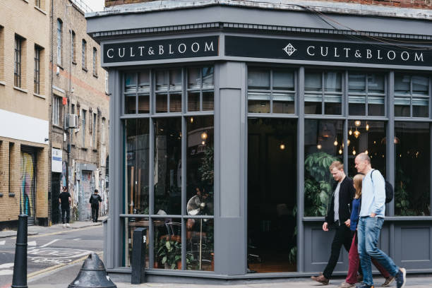 ludzie przechodzący obok salonu fryzjerskiego cult & bloom w shoreditch, londyn, wielka brytania. - fashionable contemporary cool front view zdjęcia i obrazy z banku zdjęć