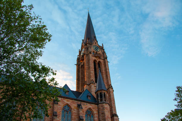die marienkirche in der goldenen stunde in kaiserslautern - kaiserslautern stock-fotos und bilder