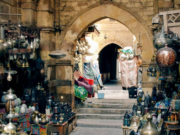 товары на рынке хан-эль-халили в каиро - el khalili стоковые фото и изображения