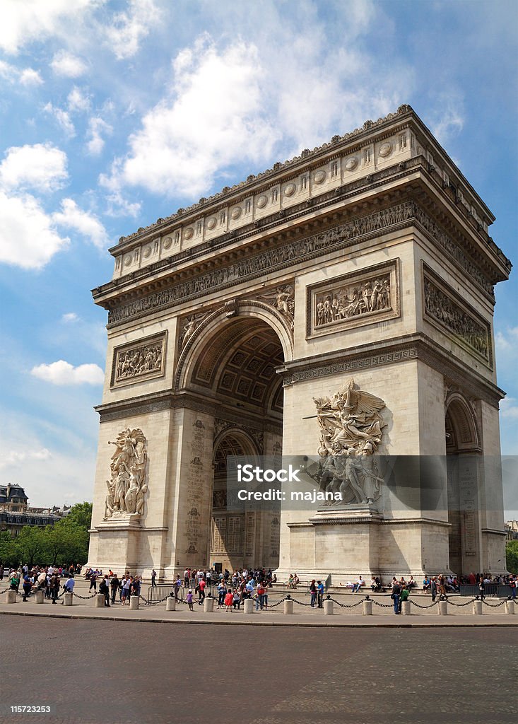 Arc de Triomphe su Avenue des Champs-Elysées - Foto stock royalty-free di Architettura