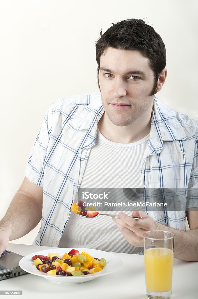 Homem saudável comer frutas frescas - Royalty-free 20-29 Anos Foto de stock