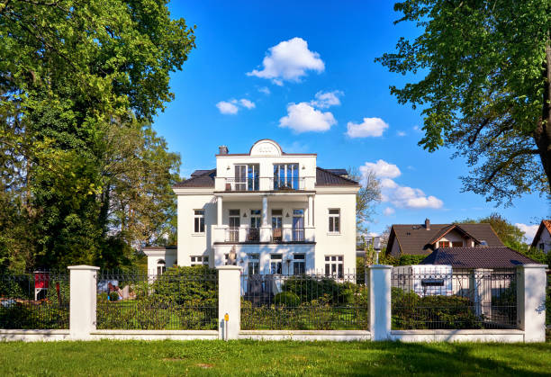 villa sul lungomare di zippendorf sul lago schwerin. meclemburgo-pomerania anteriore, pomerania, germania - urban villa foto e immagini stock