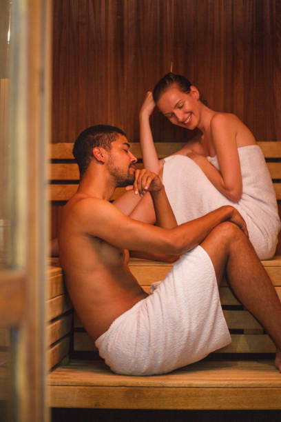 para relaksująca się w saunie - health spa couple spa treatment towel zdjęcia i obrazy z banku zdjęć