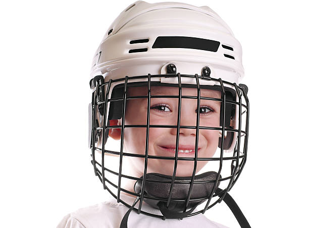 garçon au casque de hockey sur glace - ice hockey child childhood little boys photos et images de collection