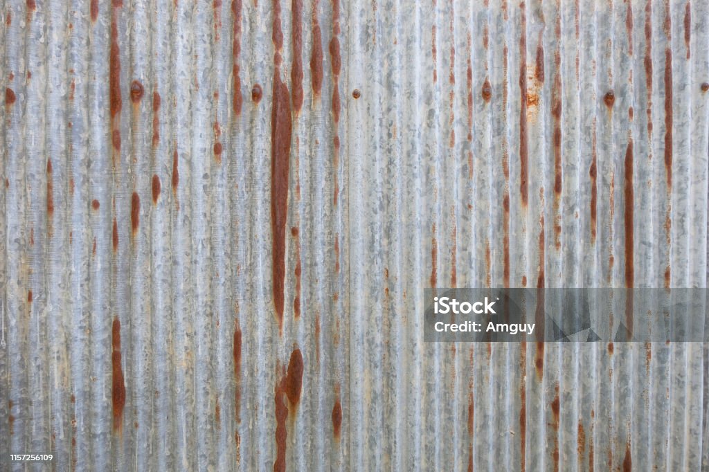 Il vecchio sfondo di zinco è disposto verticalmente. - Foto stock royalty-free di Acciaio
