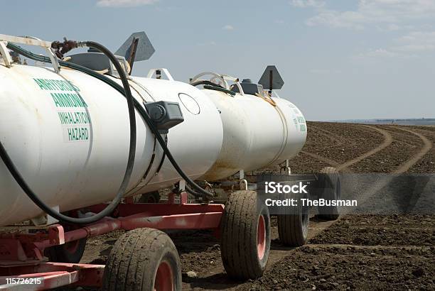 Photo libre de droit de Anhydrous Ammoniac Tanks banque d'images et plus d'images libres de droit de Ammoniac - Ammoniac, Matière combustible, Engrais