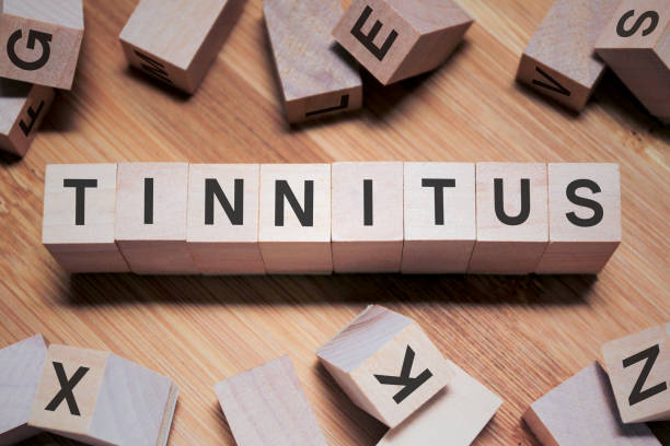 tinnitus word in wooden cube - tinitus imagens e fotografias de stock