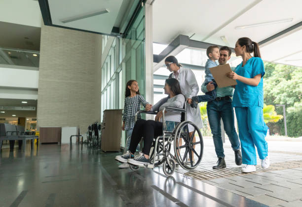 personas que llegan al hospital - hospital entrada fotografías e imágenes de stock