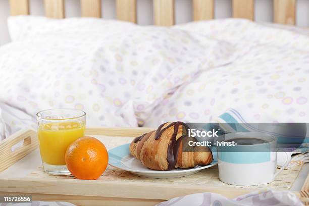 Desayuno En La Cama Foto de stock y más banco de imágenes de Alimento - Alimento, Azul, Bandeja