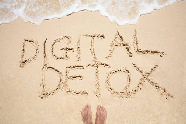 osoby foot w pobliżu digital detox text wave na plaży - sand text alphabet beach zdjęcia i obrazy z banku zdjęć