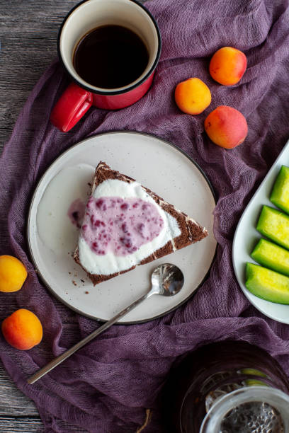 coffee break: bolo de mousse de chocolate e frutas frescas - food still life sweet food pudding - fotografias e filmes do acervo