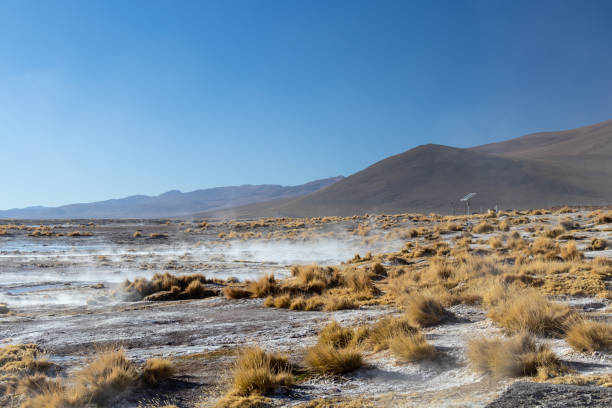 aguas termales de polques, sources thermales avec une piscine d'eau thermale naturelle fumante en bolivie - environmental conservation spring sun swimming pool photos et images de collection