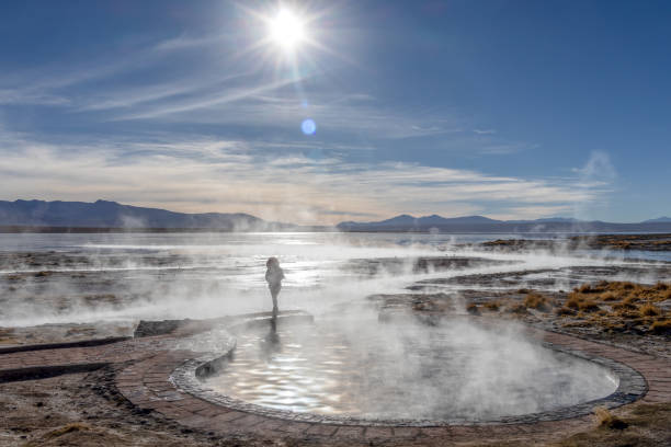 aguas termales de polques, горячие источники с бассей�ном дымясь натуральной термальной воды в боливии - environmental conservation spring sun swimming pool стоковые фото и изображения