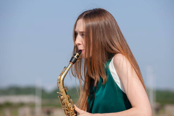 jeune beau saxophoniste avec le saxophone - extérieur dans la nature - musical instrument nature outdoors musician photos et images de collection