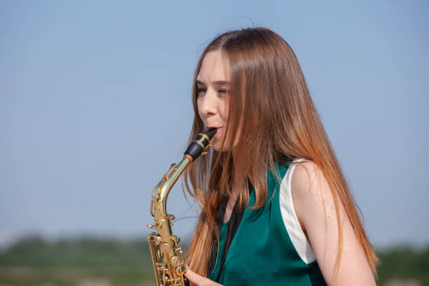 jeune beau saxophoniste avec le saxophone - extérieur dans la nature - musical instrument nature outdoors musician photos et images de collection