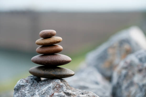 zen de la vie, pierre zen - balancing stones photos et images de collection