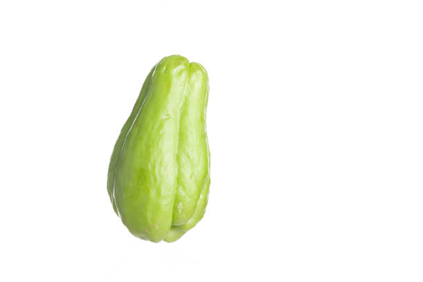 świeże owoce chayote (sechium edulis) wyizolowane na białym - sechium edule zdjęcia i obrazy z banku zdjęć