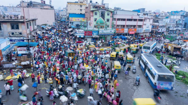 mercado lleno en bangalore - explosión demográfica fotografías e imágenes de stock
