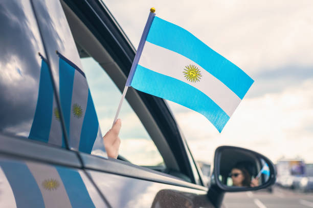 mujer o chica sosteniendo bandera de argentina desde la ventana abierta del coche. concepto - women open traditional culture human hand fotografías e imágenes de stock