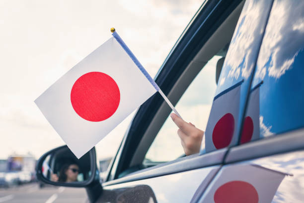 mujer o chica sosteniendo japón, bandera desde la ventana abierta del coche - women open traditional culture human hand fotografías e imágenes de stock