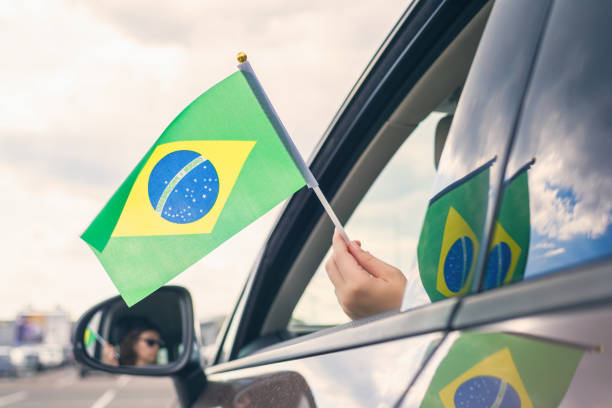 mujer o chica sosteniendo bandera de brasil desde la ventana abierta del coche. concepto - women open traditional culture human hand fotografías e imágenes de stock