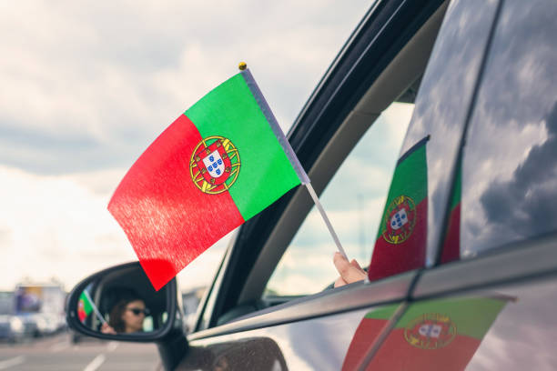 mujer o chica sosteniendo bandera portuguesa desde la ventana abierta del coche. concepto - women open traditional culture human hand fotografías e imágenes de stock