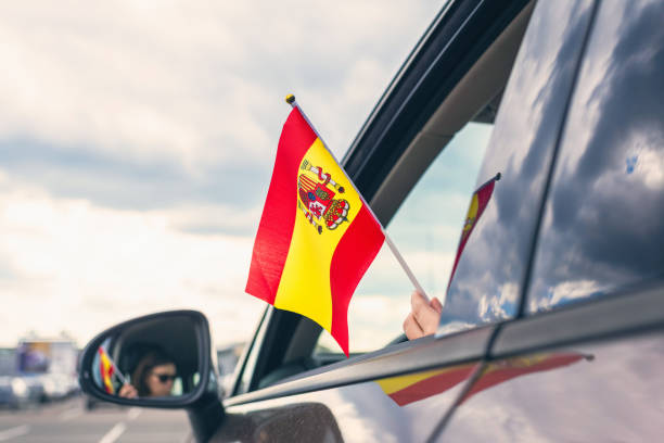 mujer o chica sosteniendo la bandera española desde la ventana abierta del coche. concepto - women open traditional culture human hand fotografías e imágenes de stock