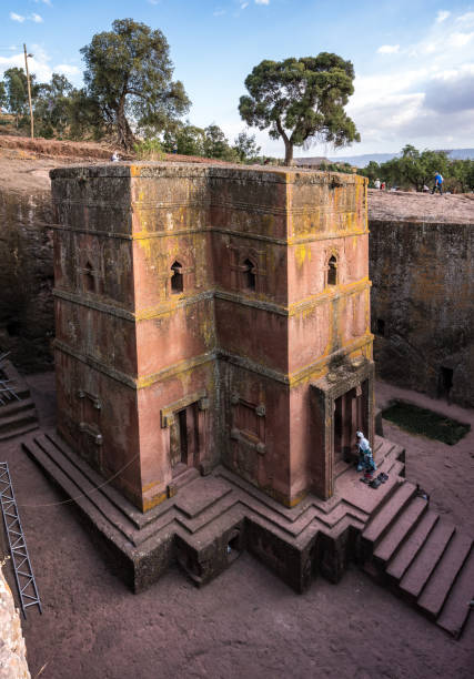 лалибела, эфиопия. знаменитая рок-высеченная церковь святого георгия - bete giyorgis - rock hewn church стоковые фото �и изображения
