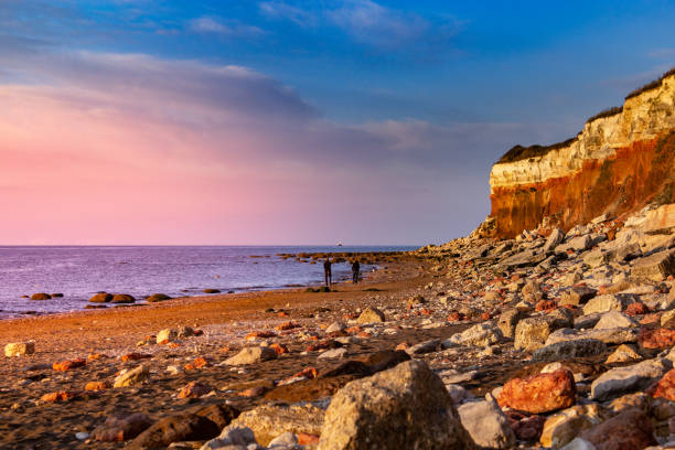 penhascos vermelhos da praia velha do hunstanton no por do sol - east anglia fotos - fotografias e filmes do acervo