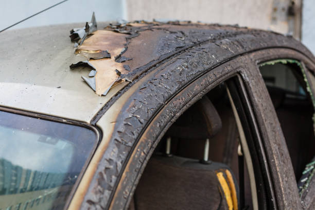 körper des verbrannten autos auf der straße - house car burnt accident stock-fotos und bilder