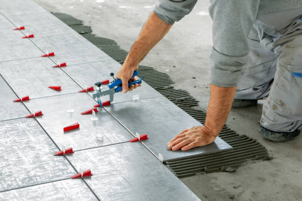 azulejo cerámica. azulejo colocando baldosas de pared cerámica en posición sobre adhesivo con sistema de nivelación de baldosas de pestañas - tile adhesive fotografías e imágenes de stock