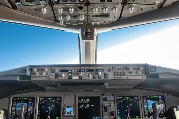 dentro de uma cabina do piloto grande do avião do vôo do jato - cockpit horizontal equipment instrument of measurement - fotografias e filmes do acervo