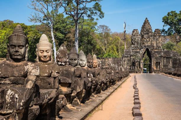 south gate to angkor thom in cambodia, asia - wat angkor thom imagens e fotografias de stock