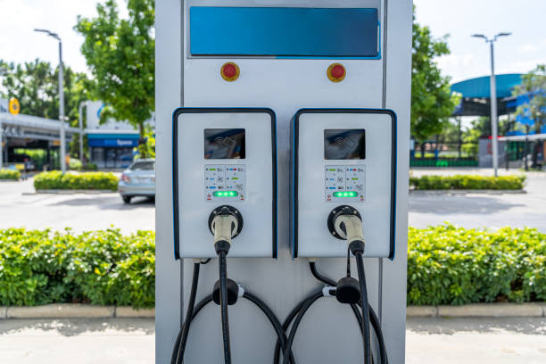 estaciones de carga eléctrica para coches eléctricos - coche eléctrico coche alternativo fotos fotografías e imágenes de stock