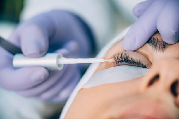 schoonheidsspecialist doen lash tillen - oppakken stockfoto's en -beelden