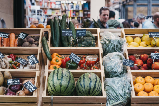 スピタルフィールズマーケット、ロンドン、英国で販売されている木箱の新鮮な果物や野菜。 - tower hamlets ストックフォトと画像