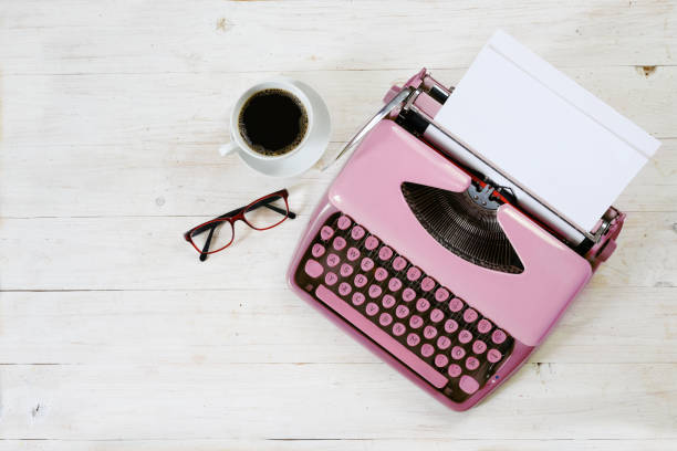 vecchia macchina da scrivere rosa degli anni '50 con carta bianca, caffè e bicchieri su legno rustico dipinto di bianco, spazio di copia, vista ad alto angolo dall'alto - writing typewriter 1950s style retro revival foto e immagini stock