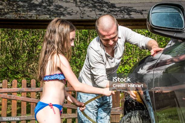 Padre E Hija Lavando El Coche De La Familia Juntos Al Aire Libre Foto de stock y más banco de imágenes de Coche