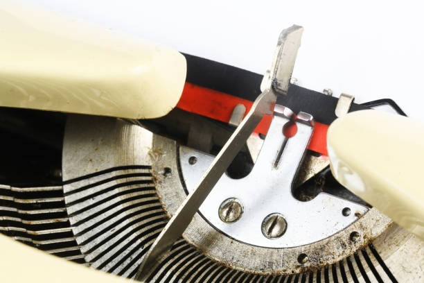 잉크 리본과 빈 종이, 1 형 망치를 밀어 닫는 1950 년대의 오래 된 타자기의 세부 사항 - typewriter hammer retro revival typebar 뉴스 사진 이미지