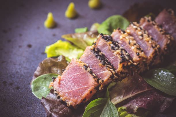 샐러드와 와사비 소스를 곁들인 참치 스테이크 구이 - tuna sashimi sea fish 뉴스 사진 이미지