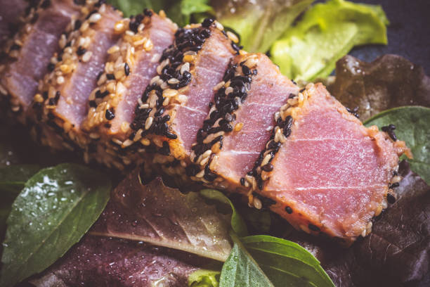 filete de atún a la parrilla con ensalada y salsa de wasabi - tuna tuna steak raw freshness fotografías e imágenes de stock