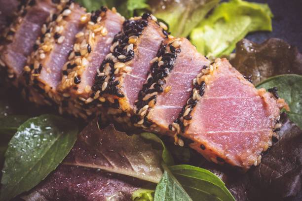 bife de atum grelhado com salada e molho wasabi - tuna prepared ahi sashimi sushi - fotografias e filmes do acervo