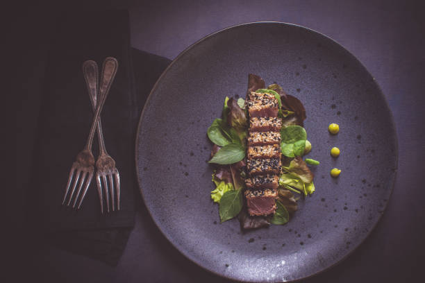 filete de atún a la parrilla con ensalada y salsa de wasabi - tuna steak grilled tuna food fotografías e imágenes de stock