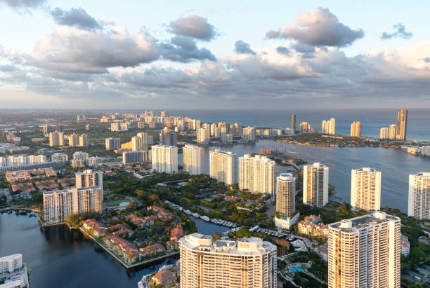 impresionante vista aérea del sur de miami beach durante un día nublado - sur fotografías e imágenes de stock