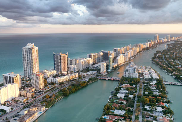 atemberaubende luftaufnahme von south beach. ozean, park und wolkenkratzer. erstaunliche skyline. miami beach. florida - miami florida stock-fotos und bilder