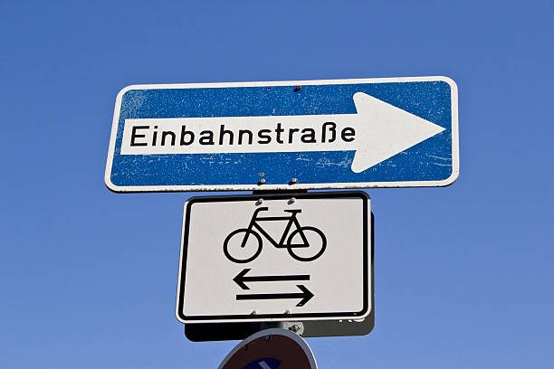 einbahnstraße (só ida) e de bicicleta - one way street sign - fotografias e filmes do acervo