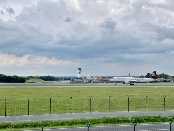 airbus a 319 de brussels airlines acaba de aterrizar en el aeropuerto de bruselas - landed airplane travel commercial airplane fotografías e imágenes de stock