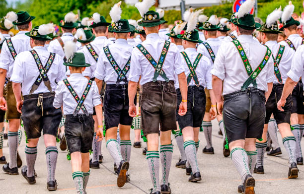 danza bavarese - german culture oktoberfest dancing lederhosen foto e immagini stock