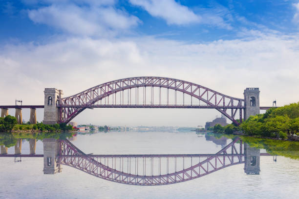미국 뉴욕시 이스트 리버의 물에 반영 된 지옥 게이트 다리. - east river riverbank waters edge suspension bridge 뉴스 사진 이미지