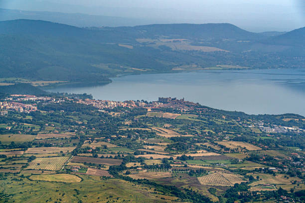 bracciano lago italy vista aérea - bracciano fotografías e imágenes de stock